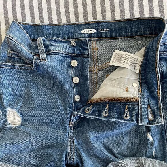 Old Navy Extra High-Waisted Sky-Hi Button-Fly Ripped Jean Shorts for Women Size - Picture 5 of 6
